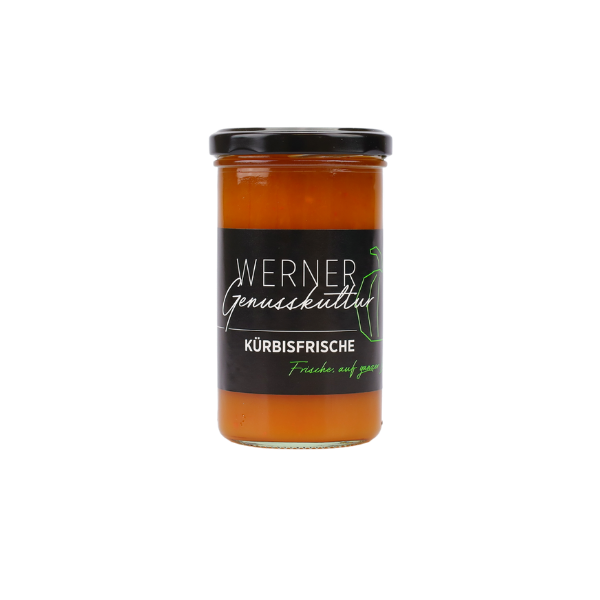Ein Glas Kürbisfrische von Werner Genussskultur, gefüllt mit einer leuchtend orangefarbenen Kürbismischung. Das Etikett zeigt den Produktnamen und den Slogan "Frischen, auf genießen". Ideal für herbstliche Rezepte und gesunde Küche.