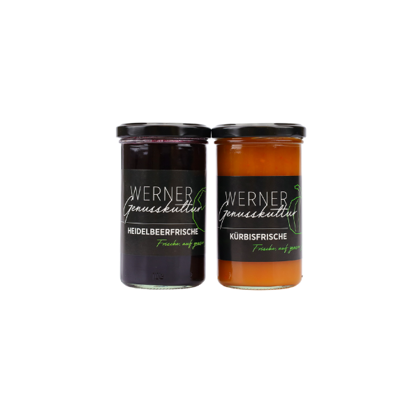 Zwei Gläser von Werner Genusskultur: eines mit Heidelbeerfrische und das andere mit Kürbisfrische. Beide Produkte sind in ansprechenden, transparenten Gläsern verpackt und betonen frische Zutaten. Ideal für Gourmetliebhaber und als Ergänzung zu verschiedenen Gerichten.