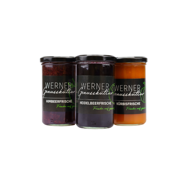 Drei Gläser hochwertiger Fruchtaufstriche von Werner Genusskultur: Himbeerfrische, Heidelbeerfrische und Kürbisfrische. Ideal für ein vielseitiges Frühstück oder als Zutat in Desserts. Frisch und geschmackvoll, perfekt für Genießer.