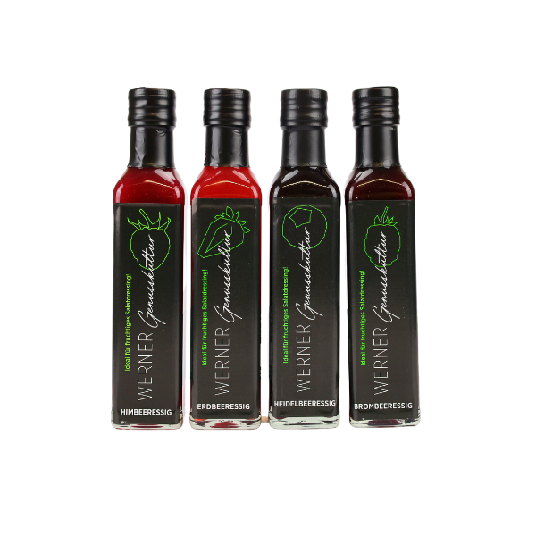 Vier Flaschen Fruchtessig von Werner, darunter Himbeer-, Erdbeer-, Heidelbeer- und Brombeeressig. Jede Flasche hat ein modernes Design mit klaren Etiketten, die die jeweilige Geschmacksrichtung anzeigen. Ideal für Salate, Marinaden und kreative Küche.