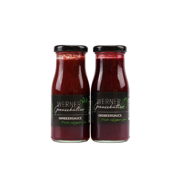 Zwei Gläser mit Werner Genussküche Fruchtsoßen: Himbeersauce und Erdbeersauce. Die Etiketten betonen die Frische und Qualität der Produkte. Ideal für Desserts, Joghurt oder Pfannkuchen.